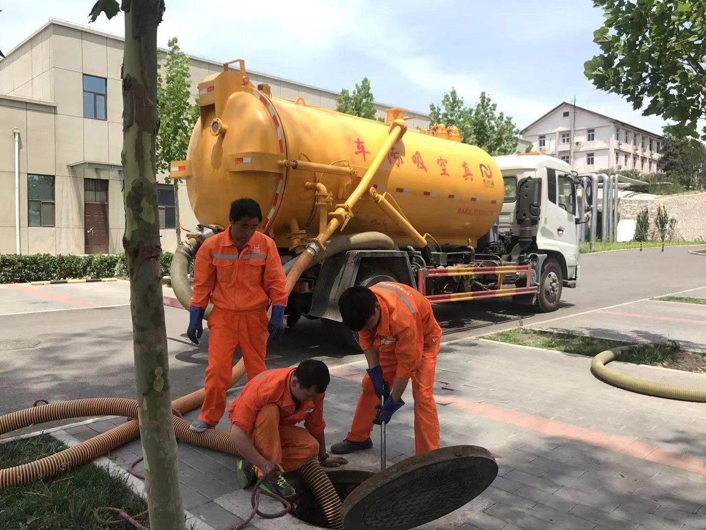 冕宁管道疏通车停在窨井附近