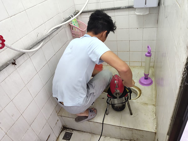 冕宁管道堵塞冒臭气 专业师傅现场解决问题